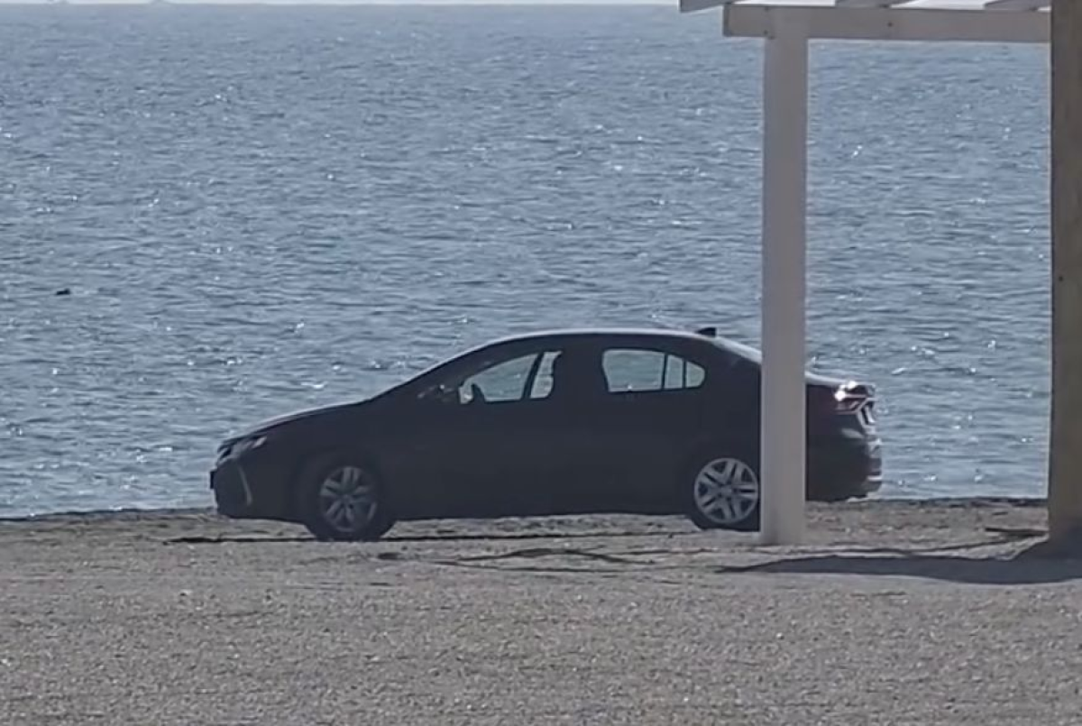 Un sofer si-a lasat autoturismul parcat pe plaja din Cap Aurora. Video Un sofer si-a lasat autoturismul parcat pe plaja din Cap Aurora. Video