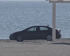 Un șofer și-a lăsat autoturismul parcat pe plaja din Cap Aurora. Video