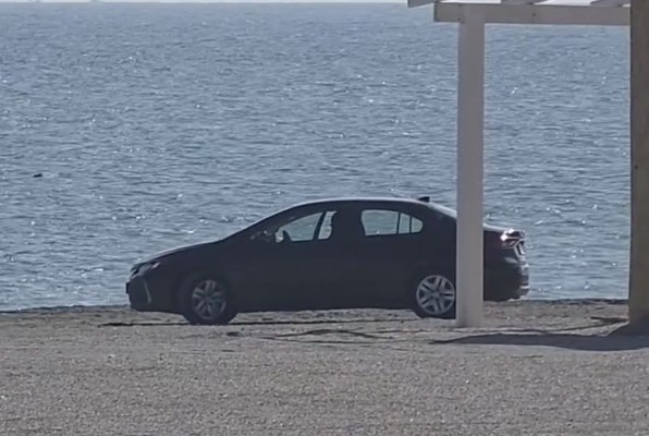Un șofer și-a lăsat autoturismul parcat pe plaja din Cap Aurora. Video