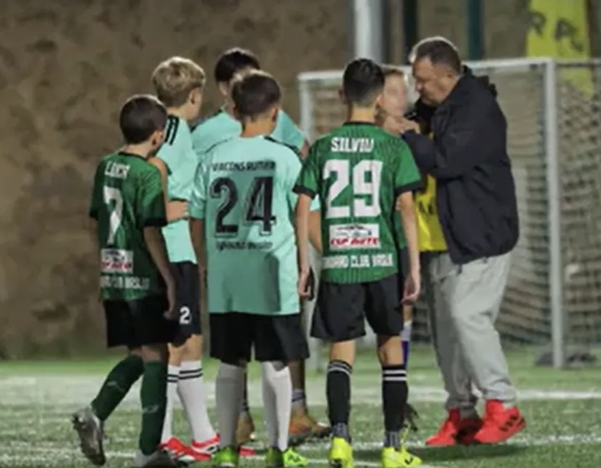 Antrenor, acuzat ca a ridicat de gat un jucator de fotbal de 13 ani, dupa o pasa gresita Antrenor, acuzat ca a ridicat de gat un jucator de fotbal de 13 ani, dupa o pasa gresita