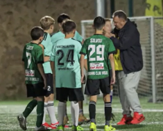 Antrenor, acuzat că a ridicat de gât un jucător de fotbal de 13 ani, după o pasă greșită