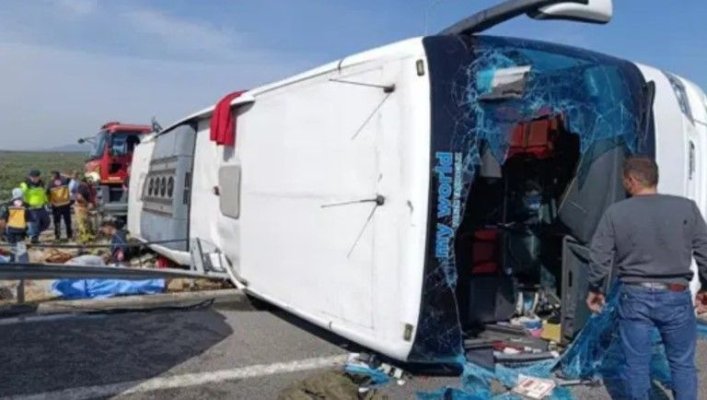 Tragedie în Turcia! 11 morți și 27 de răniți, după ce un autocar s-a ciocnit cu un camion și s-a răsturnat. Video