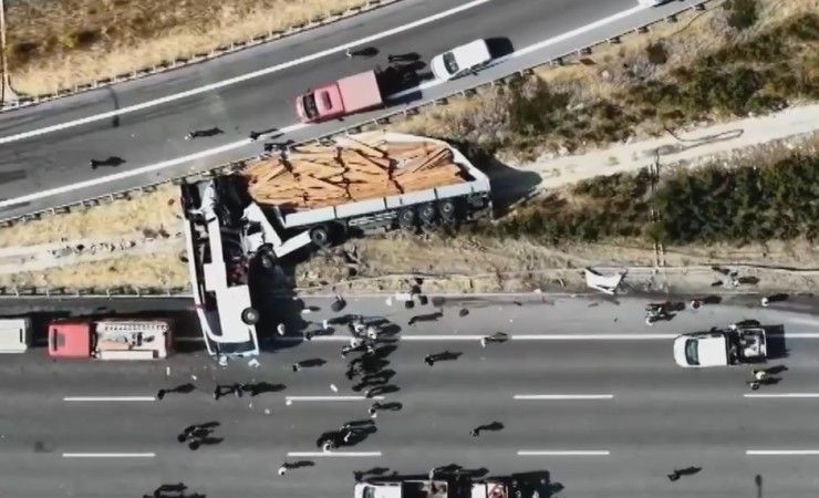 Tragedie in Turcia! 11 morti si 27 de raniti, dupa ce un autocar s-a ciocnit cu un camion si s-a rasturnat. Video Tragedie in Turcia! 11 morti si 27 de raniti, dupa ce un autocar s-a ciocnit cu un camion si s-a rasturnat. Video