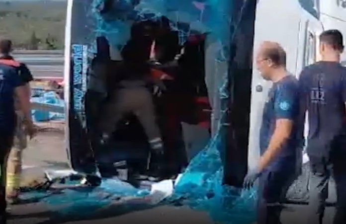Tragedie in Turcia! 11 morti si 27 de raniti, dupa ce un autocar s-a ciocnit cu un camion si s-a rasturnat. Video Tragedie in Turcia! 11 morti si 27 de raniti, dupa ce un autocar s-a ciocnit cu un camion si s-a rasturnat. Video