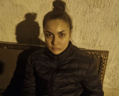 Sfârșitul „facerii de bine“ pe străzile Constanței. O tânără de 20 de ani seamănă teroare în Tomis Nord atacând trecătorii... care n-au milă Sfârșitul „facerii de bine“ pe străzile Constanței. O tânără de 20 de ani seamănă teroare în Tomis Nord atacând trecătorii... care n-au milă
