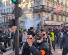 Ciocniri violente între manifestanți și poliție, în Franța. Celebrele „veste galbene“ s-au alăturat protestelor elevilor. Video