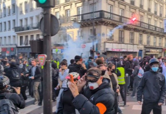 Ciocniri violente între manifestanți și poliție, în Franța. Celebrele „veste galbene“ s-au alăturat protestelor elevilor. Video