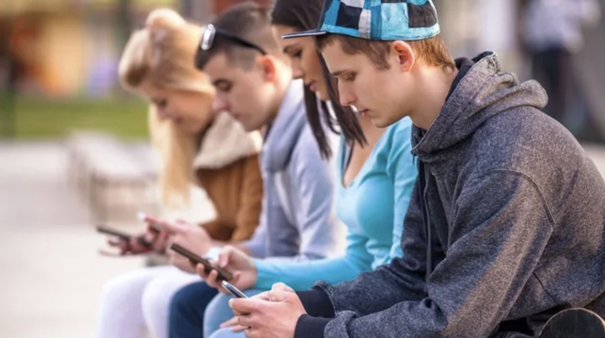 Generatia crescuta in fata ecranelor, in pericol! Adolescentii romani, cei mai expusi din UE la hartuire online si dezinformare Generatia crescuta in fata ecranelor, in pericol! Adolescentii romani, cei mai expusi din UE la hartuire online si dezinformare