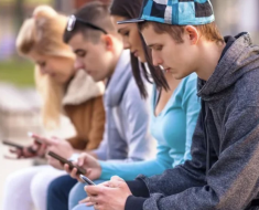 Generația crescută în fața ecranelor, în pericol! Adolescenții români, cei mai expuși din UE la hărțuire online și dezinformare Generația crescută în fața ecranelor, în pericol! Adolescenții români, cei mai expuși din UE la hărțuire online și dezinformare