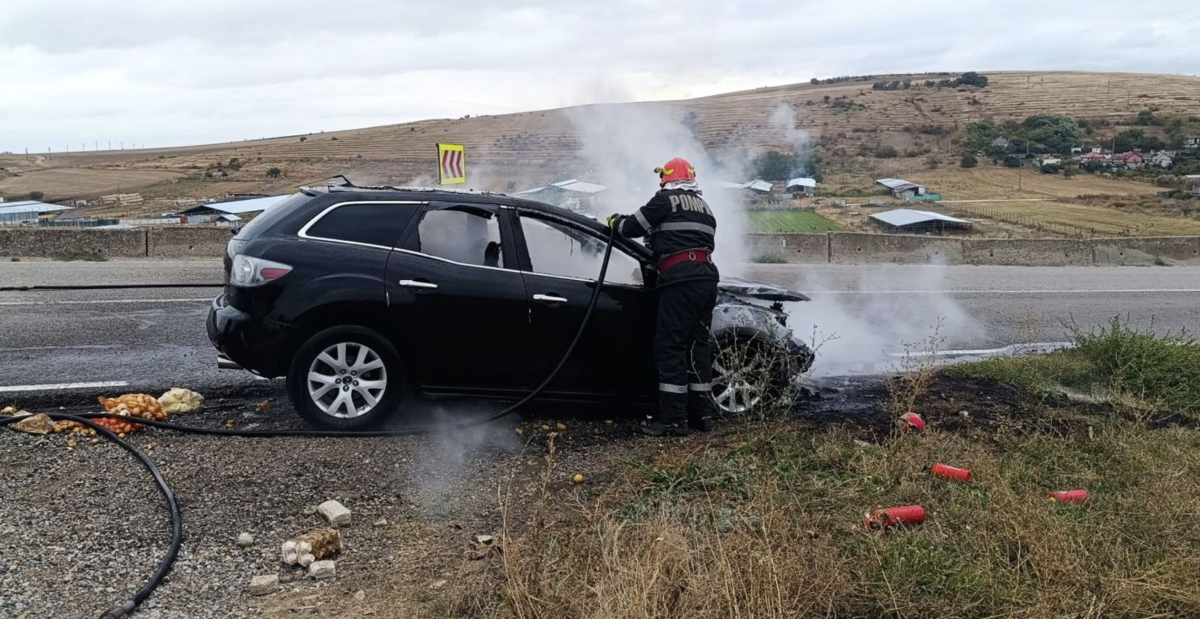 Incendiu la intrare in Babadag: Autoturism cuprins de flacari Incendiu la intrare in Babadag: Autoturism cuprins de flacari