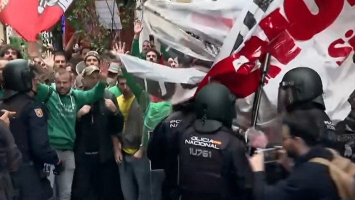 Poliția a făcut uz de bastoane împotriva profesorilor care protestau la Madrid. Video