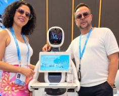 Ospitalitate fără sentimente. Imperio Hotel din Cernavodă a adus din China un angajat robotizat care promite că nu va cere niciodată concediu Ospitalitate fără sentimente. Imperio Hotel din Cernavodă a adus din China un angajat robotizat care promite că nu va cere niciodată concediu