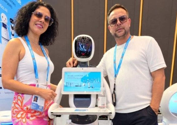 Ospitalitate fără sentimente. Imperio Hotel din Cernavodă a adus din China un angajat robotizat care promite că nu va cere niciodată concediu