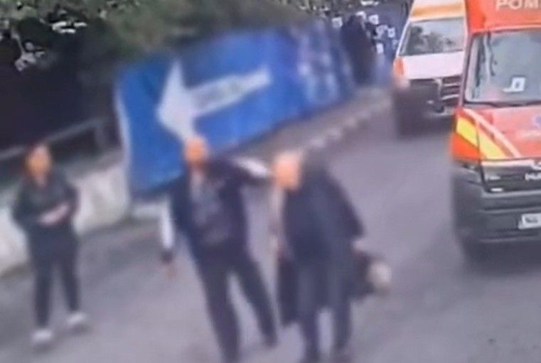 Bataie violenta, in curtea Spitalului Universitar. Un cunoscut impresar de manelisti si-a batut doua rude. Video Bataie violenta, in curtea Spitalului Universitar. Un cunoscut impresar de manelisti si-a batut doua rude. Video
