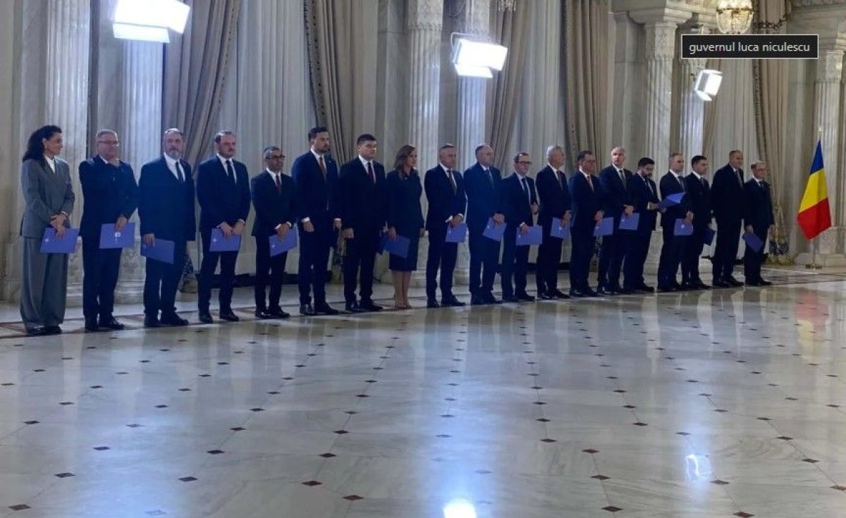 Trei ministri din Cabinetul Luca Niculescu au uitat sa jure cu mana pe Biblie, la investirea in functie. Video Trei ministri din Cabinetul Luca Niculescu au uitat sa jure cu mana pe Biblie, la investirea in functie. Video