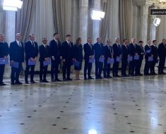 Trei miniștri din Cabinetul Luca Niculescu au uitat să jure cu mâna pe Biblie, la învestirea în funcție. Video Trei miniștri din Cabinetul Luca Niculescu au uitat să jure cu mâna pe Biblie, la învestirea în funcție. Video