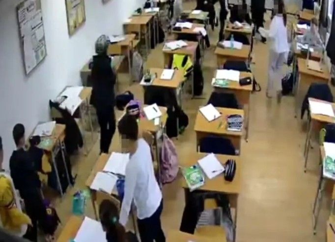 Minorul de 13 ani care si-a atacat profesoara ar fi avut un jurnal in care scria ca vrea sa se razbune pe cei care i-au facut viata un iad Minorul de 13 ani care si-a atacat profesoara ar fi avut un jurnal in care scria ca vrea sa se razbune pe cei care i-au facut viata un iad