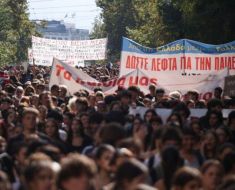 Proteste și în Grecia! Elevii și profesorii cer investiții în școli și salarii mai mari, iar studenții vor chirii mai mici Proteste și în Grecia! Elevii și profesorii cer investiții în școli și salarii mai mari, iar studenții vor chirii mai mici