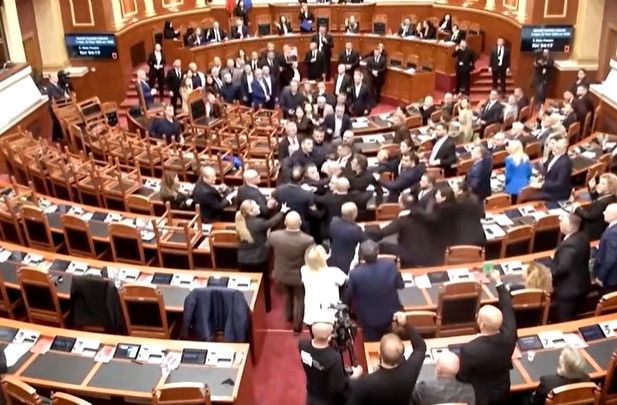 Violentele din Albania se muta in Parlamentul de la Tirana Violentele din Albania se muta in Parlamentul de la Tirana