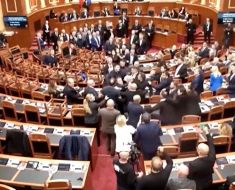 Violențele din Albania se mută în Parlamentul de la Tirana Violențele din Albania se mută în Parlamentul de la Tirana
