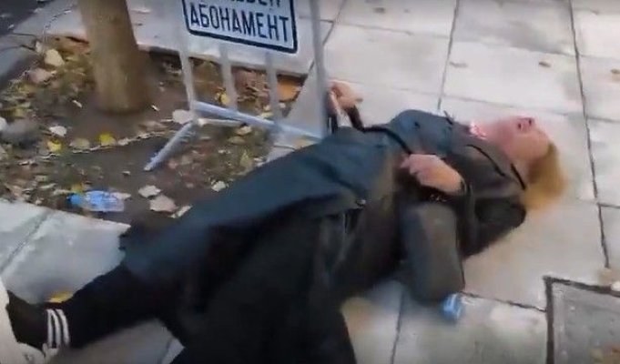 Indignare şi solicitări de demisie în Bulgaria, după o agresiune a unui agent de pază al preşedintei parlamentului asupra unei jurnaliste. Video