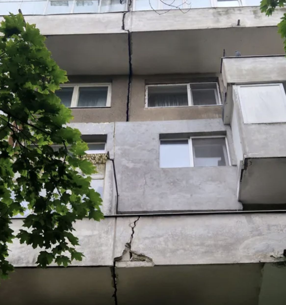 Bloc cu risc seismic din Drumul Taberei, evacuat de urgenta. O crapatura uriasa a aparut intre etajele 5 si 8 Bloc cu risc seismic din Drumul Taberei, evacuat de urgenta. O crapatura uriasa a aparut intre etajele 5 si 8