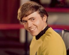 Walter Koenig, actorul care l-a interpretat pe Pavel Chekov în serialul original Star Trek, a murit la vârsta de 90 de ani Walter Koenig, actorul care l-a interpretat pe Pavel Chekov în serialul original Star Trek, a murit la vârsta de 90 de ani