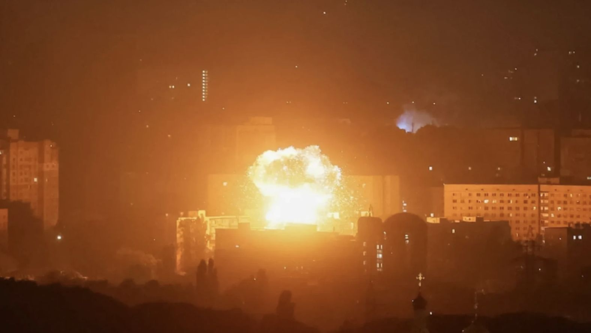 Val de rachete balistice asupra Kievului - Au fost lovite un campus universiar, spitale si un pod strategic. Video Val de rachete balistice asupra Kievului - Au fost lovite un campus universiar, spitale si un pod strategic. Video