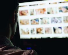 Poliția a intrat pe platformele XXX. Un informatician este cercetat, după ce a furat banii firmelor care produceau filme pentru adulți