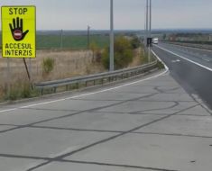 Panouri de avertizare pe unele autostrăzi din România, pentru șoferii care intră pe contrasens