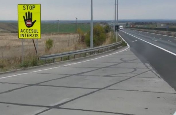 Panouri de avertizare pe unele autostrăzi din România, pentru șoferii care intră pe contrasens