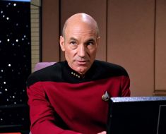 Sir Patrick Stewart, despre începuturile rolului Picard: „Mi-au cerut să vin cu o perucă“