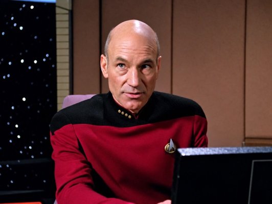 Sir Patrick Stewart, despre începuturile rolului Picard: „Mi-au cerut să vin cu o perucă“