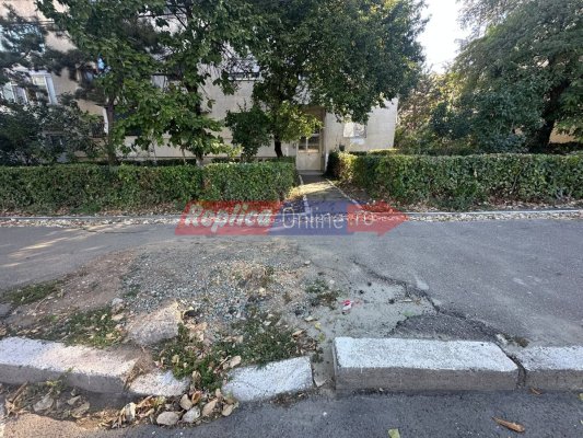 Condamnați la echilibristică printre gropi și bolovani. Constănțenii din cartierul Abator sunt revoltați de pasivitatea autorităților. Video