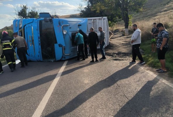 Un TIR încărcat cu floarea-soarelui s-a răsturnat, la ieșire din localitatea Negureni. Șoferul a ajuns la spital