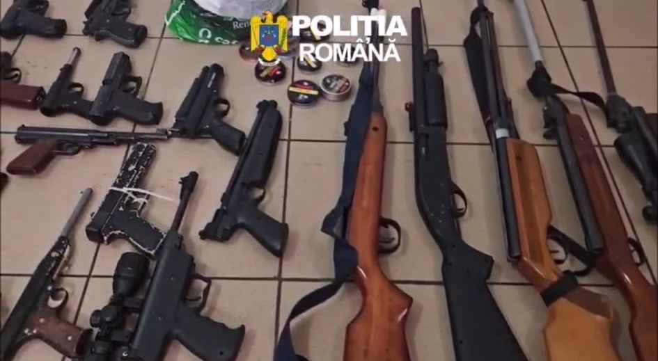 Politistii au descoperit arme si mii de proiectile in locuinta unui barbat din Constanta. Video Politistii au descoperit arme si mii de proiectile in locuinta unui barbat din Constanta. Video