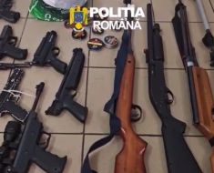 Polițiștii au descoperit arme și mii de proiectile în locuința unui bărbat din Constanța. Video