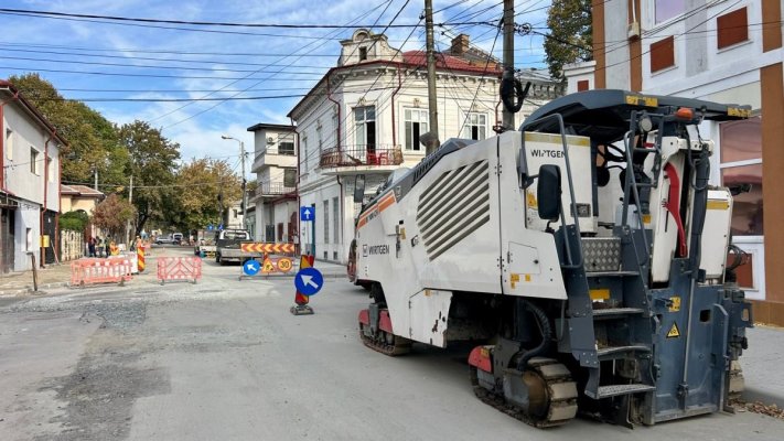 Continuă lucrările de reabilitare a carosabilului pe strada Ion Lahovari. Traficul va fi restricționat total!