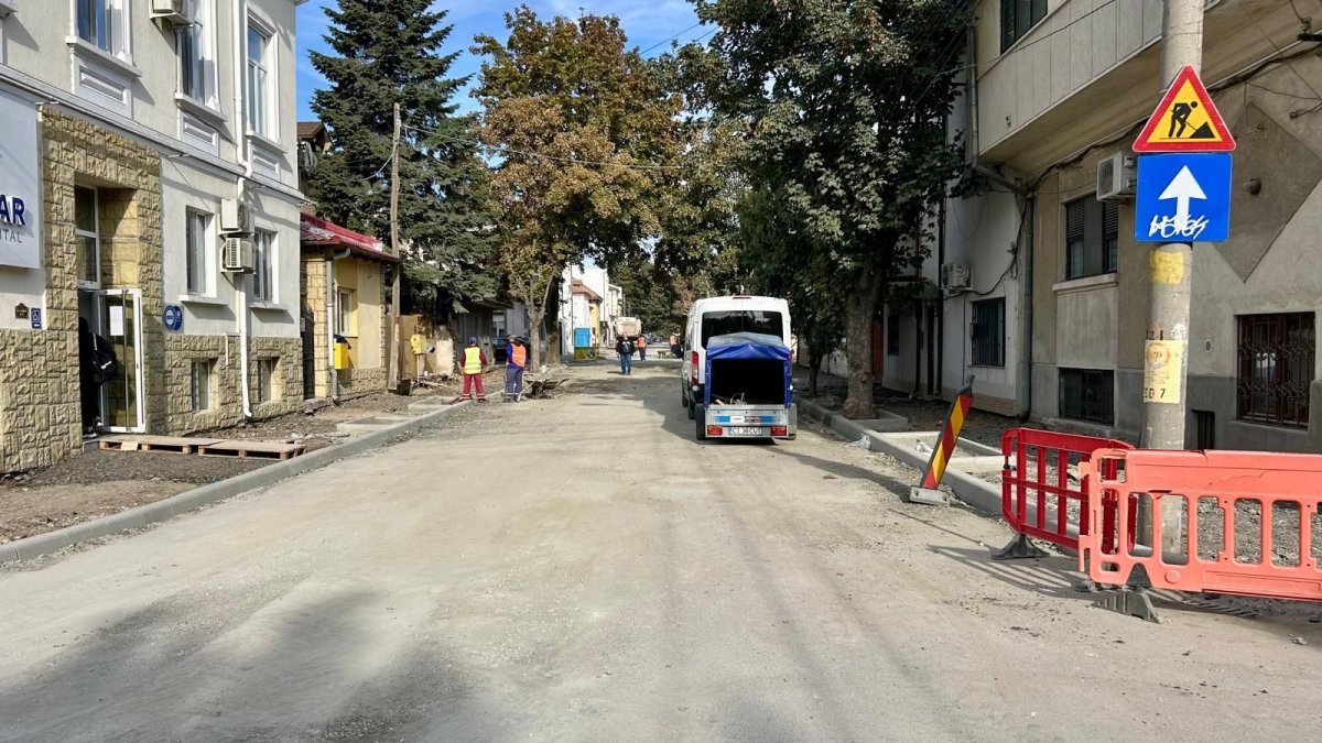 Continua lucrarile de reabilitare a carosabilului pe strada Ion Lahovari. Traficul va fi restrictionat total! Continua lucrarile de reabilitare a carosabilului pe strada Ion Lahovari. Traficul va fi restrictionat total!