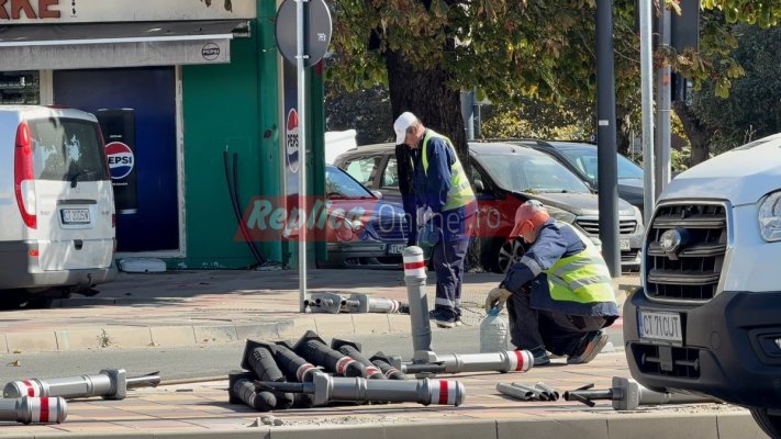 Stâlpișorii de proastă calitate care au scandalizat cetățenii au fost înlocuiți de pe trotuare pe cheltuiala Hidro Salt. Video