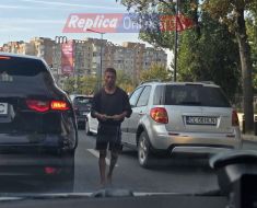 „Business“ pe Bdl 1 Mai: Semaforul de la Parcul Gării s-a transformat în program de lucru și sursă de venit pentru cerșetori „Business“ pe Bdl 1 Mai: Semaforul de la Parcul Gării s-a transformat în program de lucru și sursă de venit pentru cerșetori