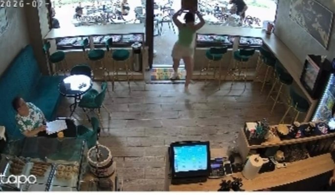 Imagini noi cu tânăra care a pus pe jar Constanța! Incident surprins într-o cafenea din zona Dacia. Video