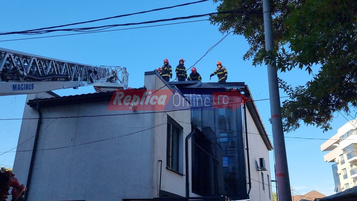 Casa in flacari in municipiul Constanta: Proprietara a suferit un atac de panica. Video Casa in flacari in municipiul Constanta: Proprietara a suferit un atac de panica. Video
