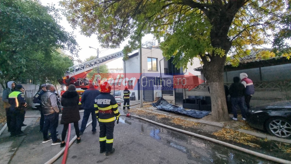 Casa in flacari in municipiul Constanta: Proprietara a suferit un atac de panica. Video Casa in flacari in municipiul Constanta: Proprietara a suferit un atac de panica. Video
