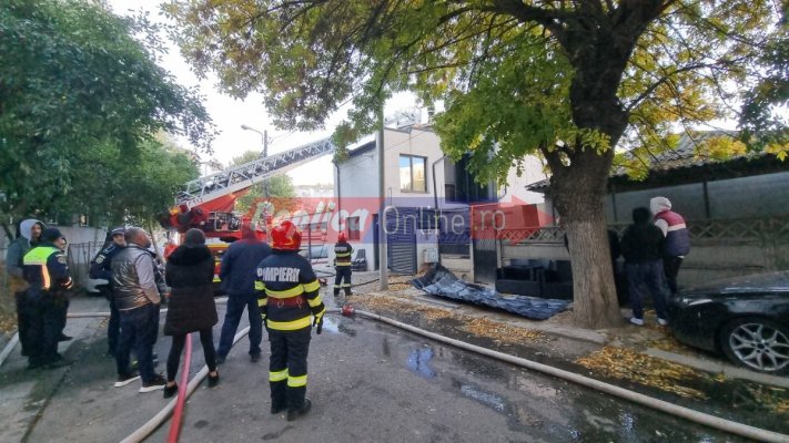 Casă în flăcări în municipiul Constanța. Pompierii și Ambulanța, mobilizați la fața locului. Video