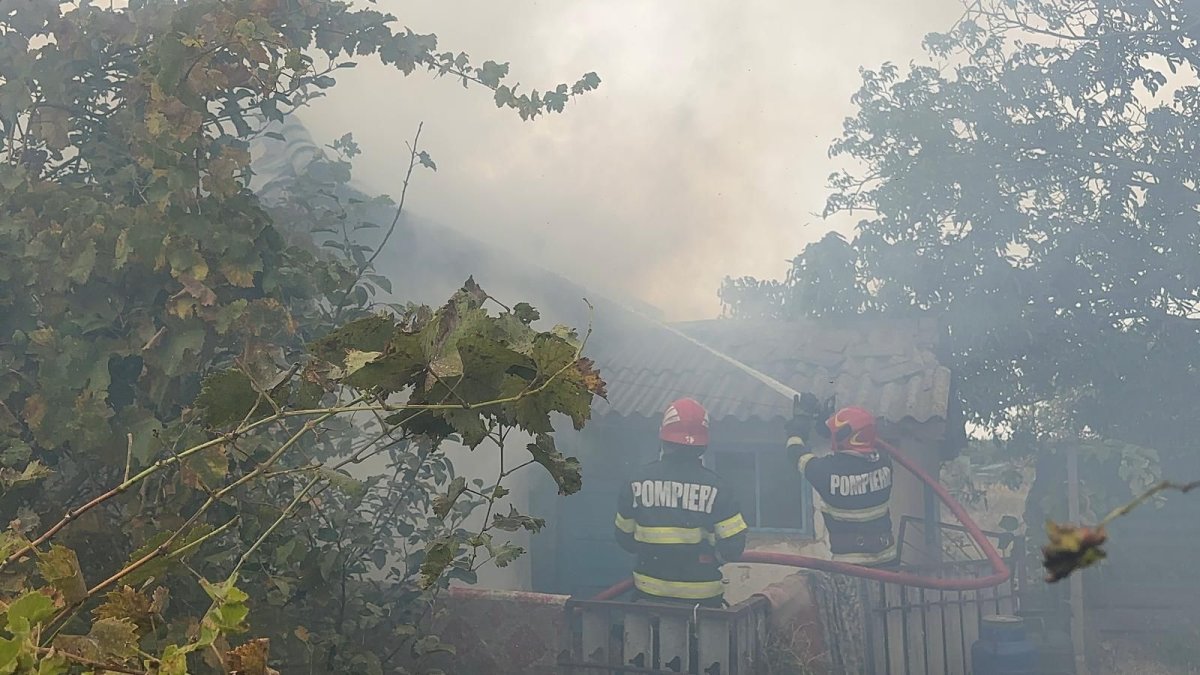 Incendiu la o locuinta din localitatea Nalbant, judetul Tulcea. Video
