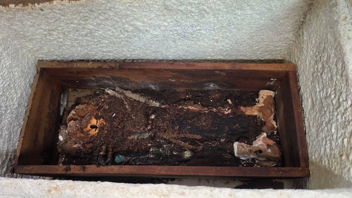 Sarcofagul unui copil, care dateaza din perioada romana, a fost descoperit la Constanta de catre arheologii Muzeului de Istorie si Arheologie! Video Sarcofagul unui copil, care dateaza din perioada romana, a fost descoperit la Constanta de catre arheologii Muzeului de Istorie si Arheologie! Video