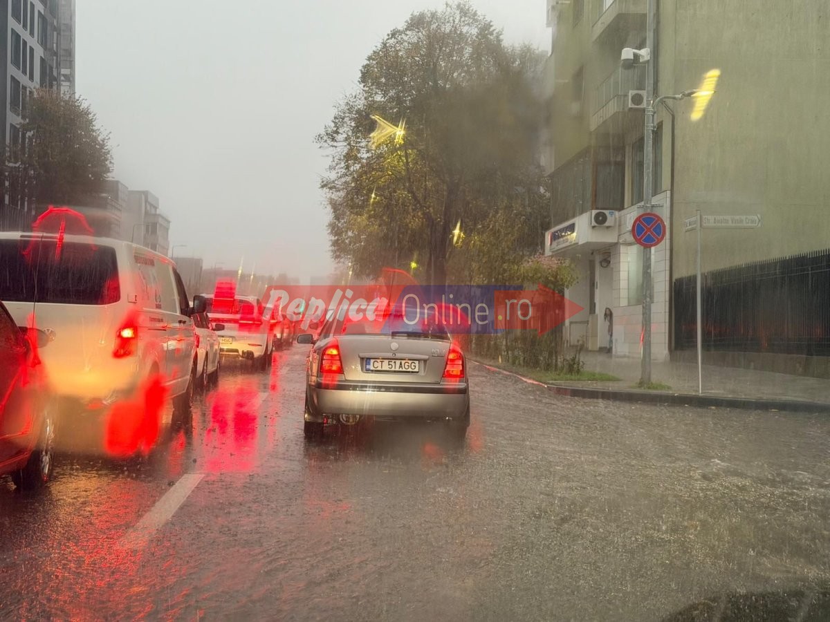 Jale din cauza Codului rosu de vreme rea! Mai multe strazi din Constanta, inundate. Video