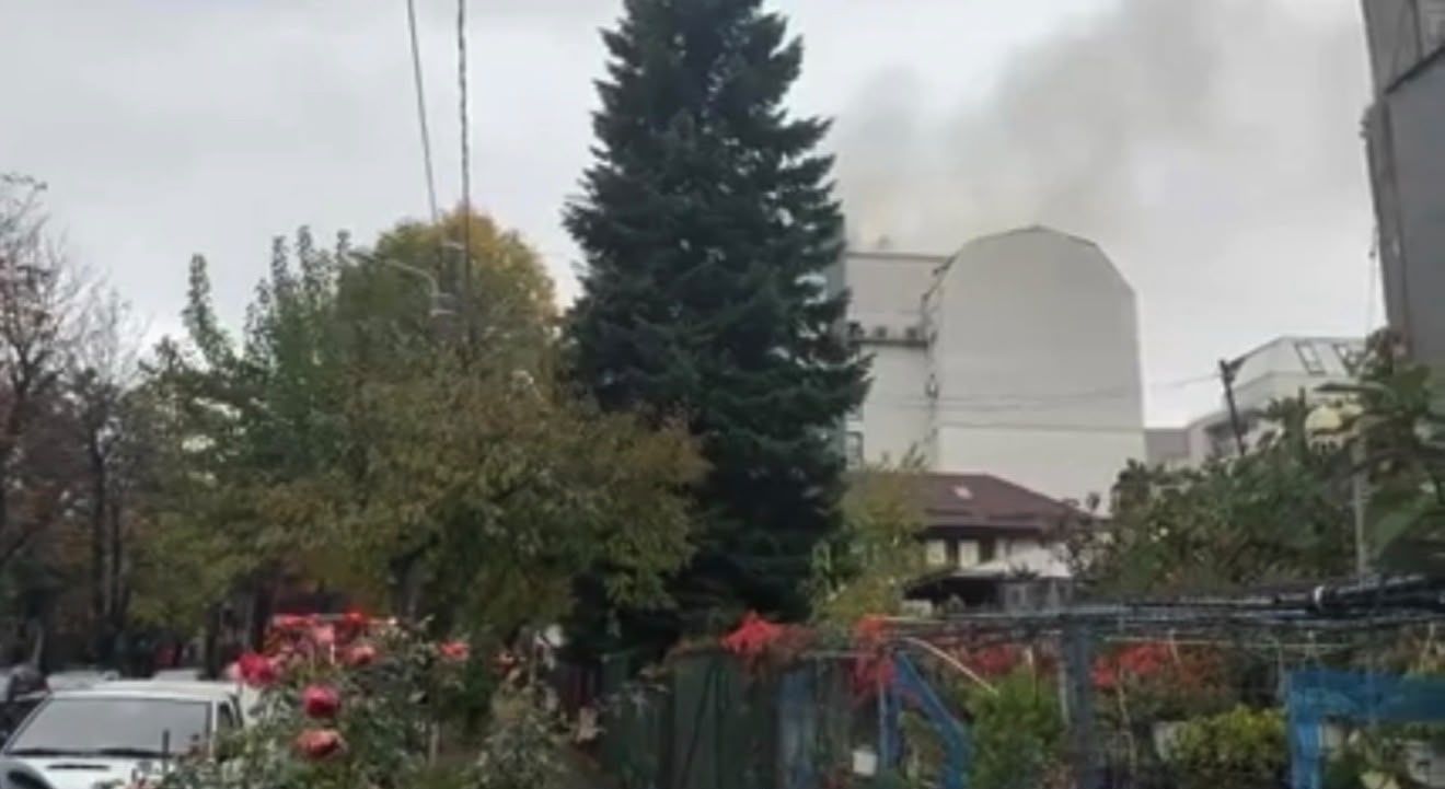 Incendiu puternic in Bucuresti. Pompierii intervin cu opt autospeciale si autoscari. Video Incendiu puternic in Bucuresti. Pompierii intervin cu opt autospeciale si autoscari. Video