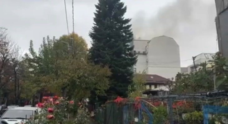 Incendiu puternic în București. Pompierii intervin cu opt autospeciale și autoscări. Video